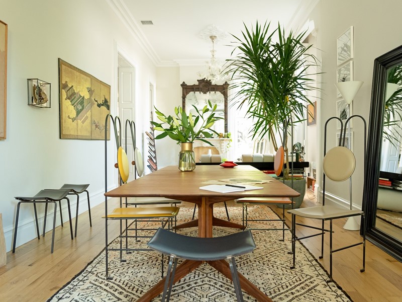 Rond de antieke tafel, een cadeau van Gabriella's vader, staan aan de linkerkant dePostura-stoelen en rechts de MM3-stoelen van Mario Milana.