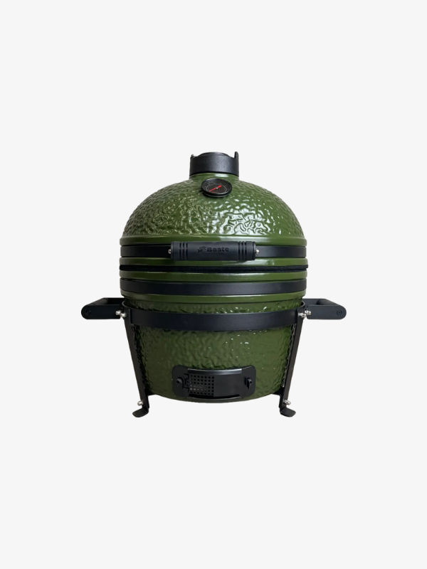 Olijfgroene keramische kamado barbecue van BASTE met ingebouwde thermometer en zwarte zijtafeltjes