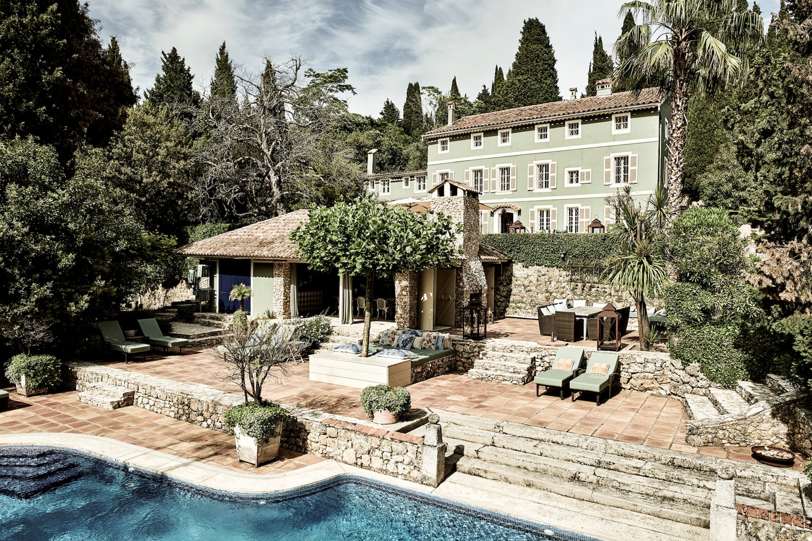 Dit is de derde kleur die het huis kreeg. Oorspronkelijk was het terra, daarna geel en nu olijfgroen.