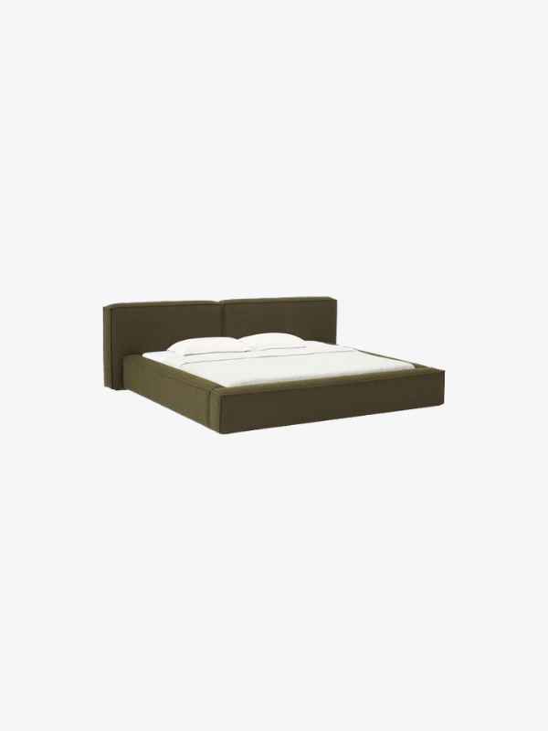 Laag bed met breed hoofdbord in olijfgroene stof