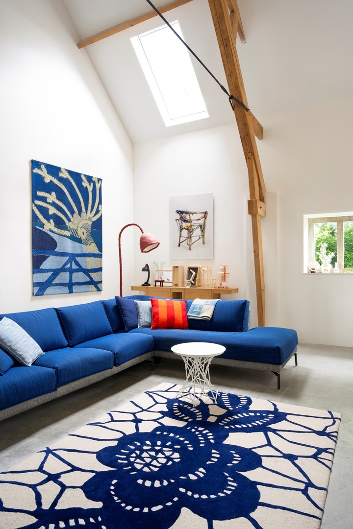 Interieur van Kiki en Joost met wandkleed, kast en Clay-lamp van Maarten Baas Fotografie: Eddy Wenting