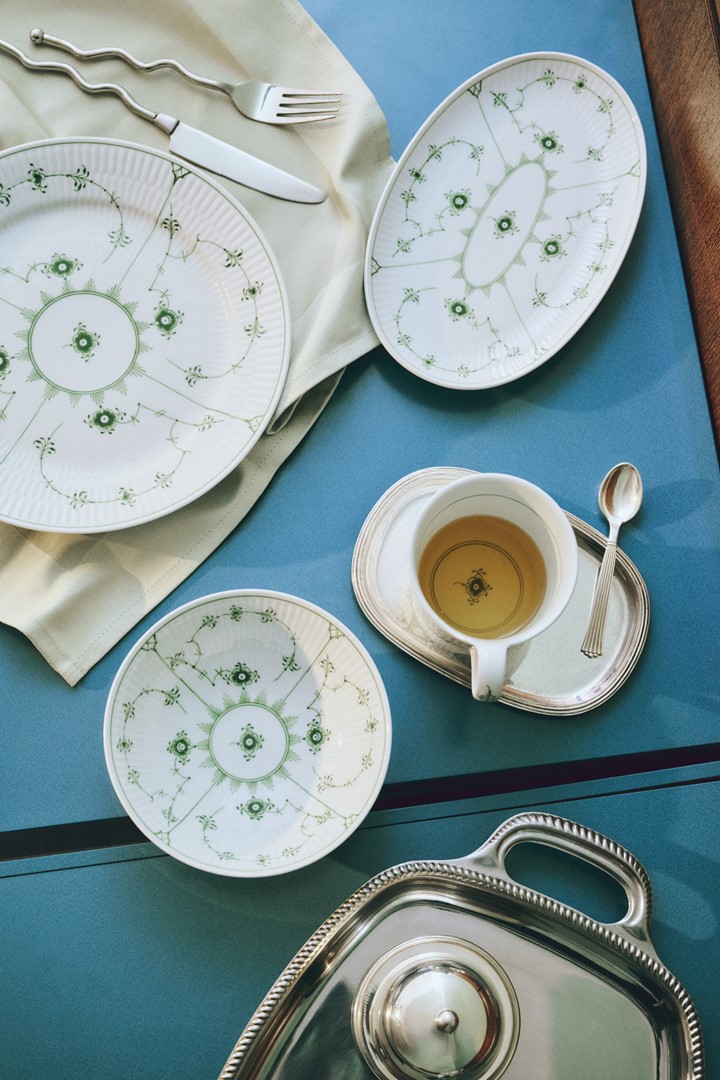 Groene porseleinen serviescollectie: hoge beker met oor (33cl), ovale schaal (23,5 cm) en kom (35cl)