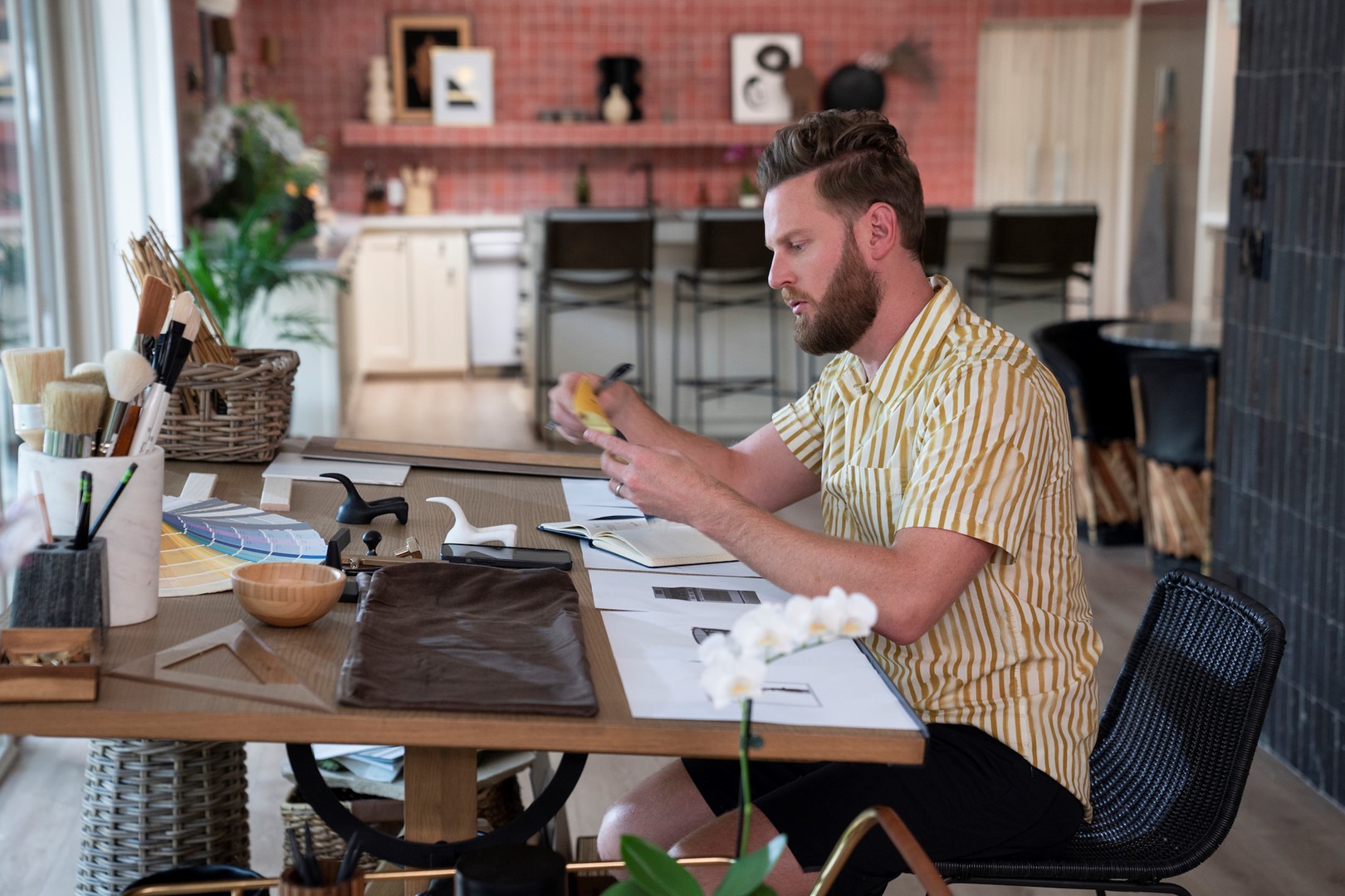 Interieurdesigner Bobby Berk is te zien in een nieuw seizoen van Queer Eye. Foto: Queer Eye. Bobby Berk in Season 6 of Queer Eye. Cr. Ilana Panich-Linsman/Netflix © 2021