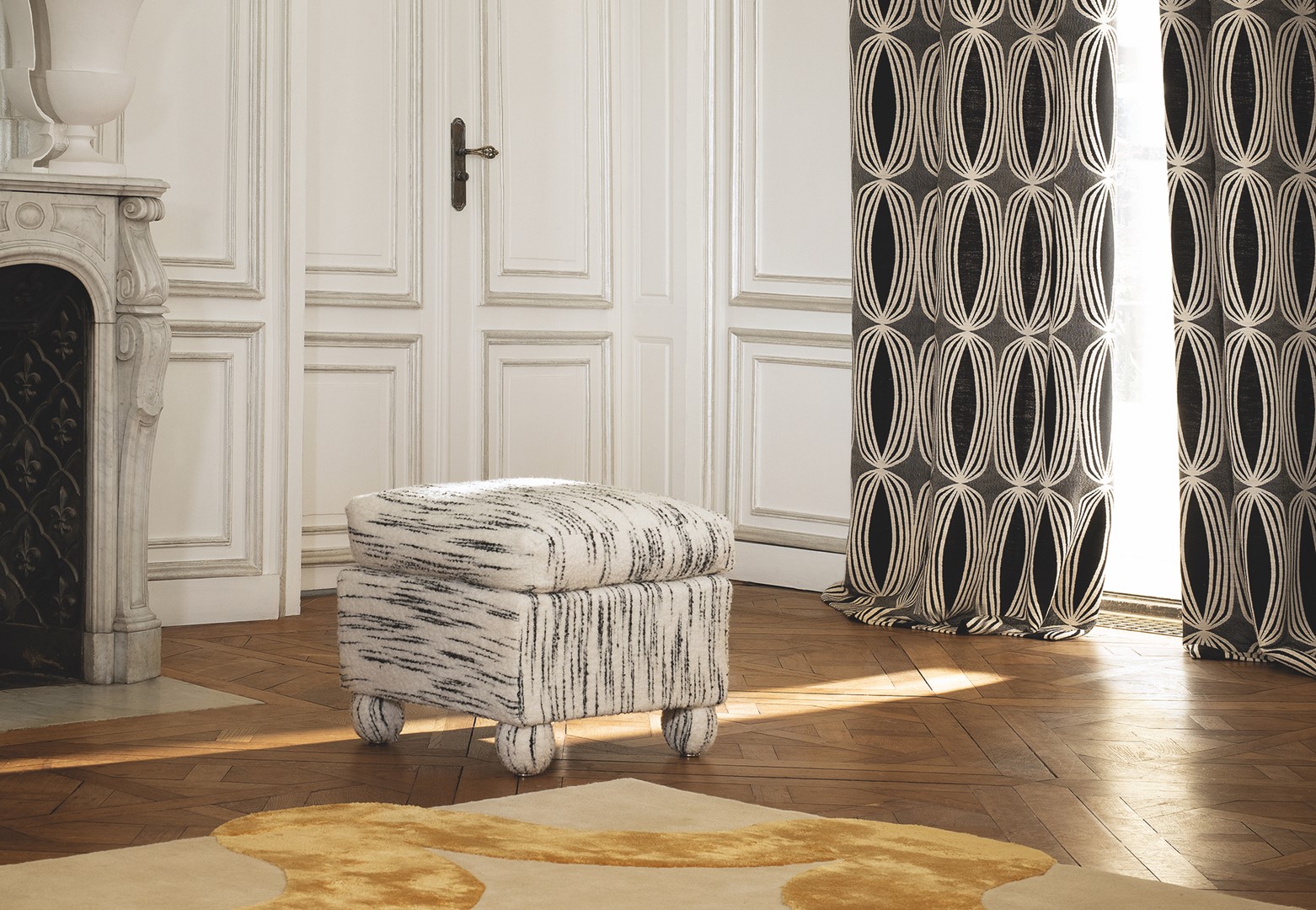 Potier de Provence M302601. De stof is reversible: zwart en ivoorkleurig.