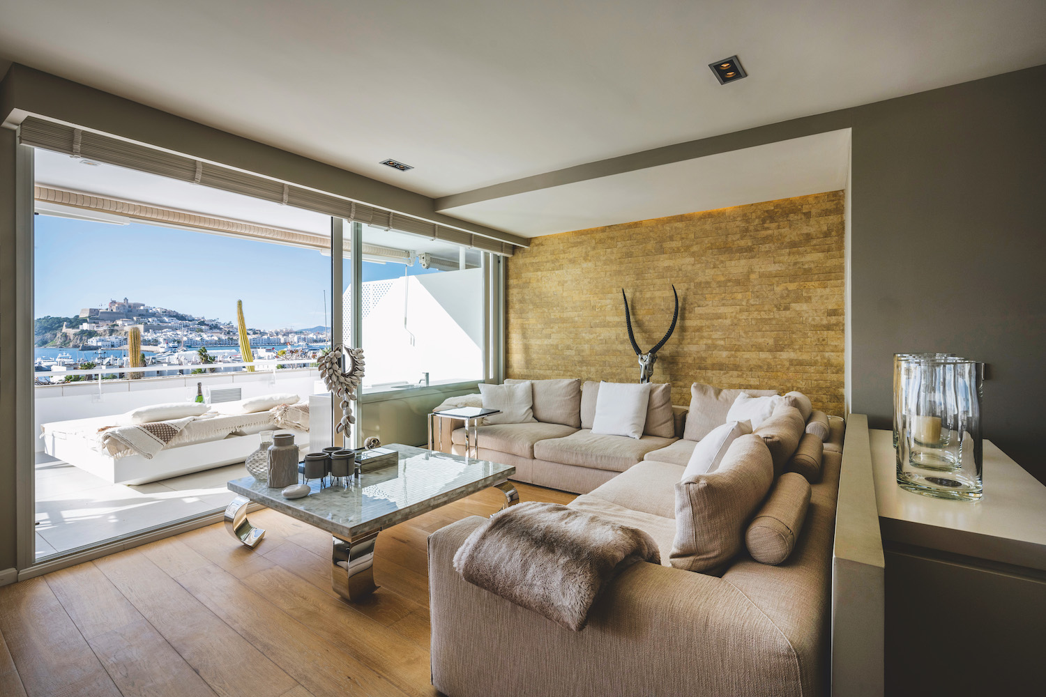 De living en het terras gaan vrijwel naadloos in elkaar over.