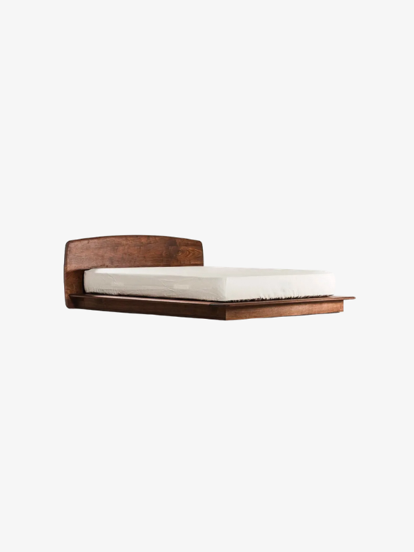 Laag bed met massief houten hoofdbord en zichtbare houtnerf