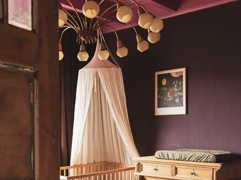 Kleurcurator Joa Studholme van Farrow & Ball laat weten dat rode tinten de trend van kleur in kinderkamers is dit jaar. Volgens haar is het belangrijk te werken in één kleurfamilie, om zo rust te creëren. Farrow & Ball kleuren: Muren Brinjal No.222 en plafond Rangwali No.296. Fotografie: Marrit de Lang / donebymyselfblog