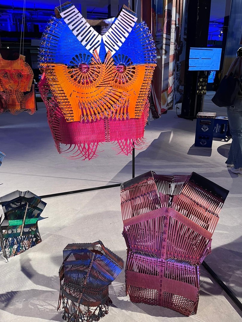 Kledingstukken van hout door Mehdi Mashayekhi. Fotografie: Lorraine Dunkley