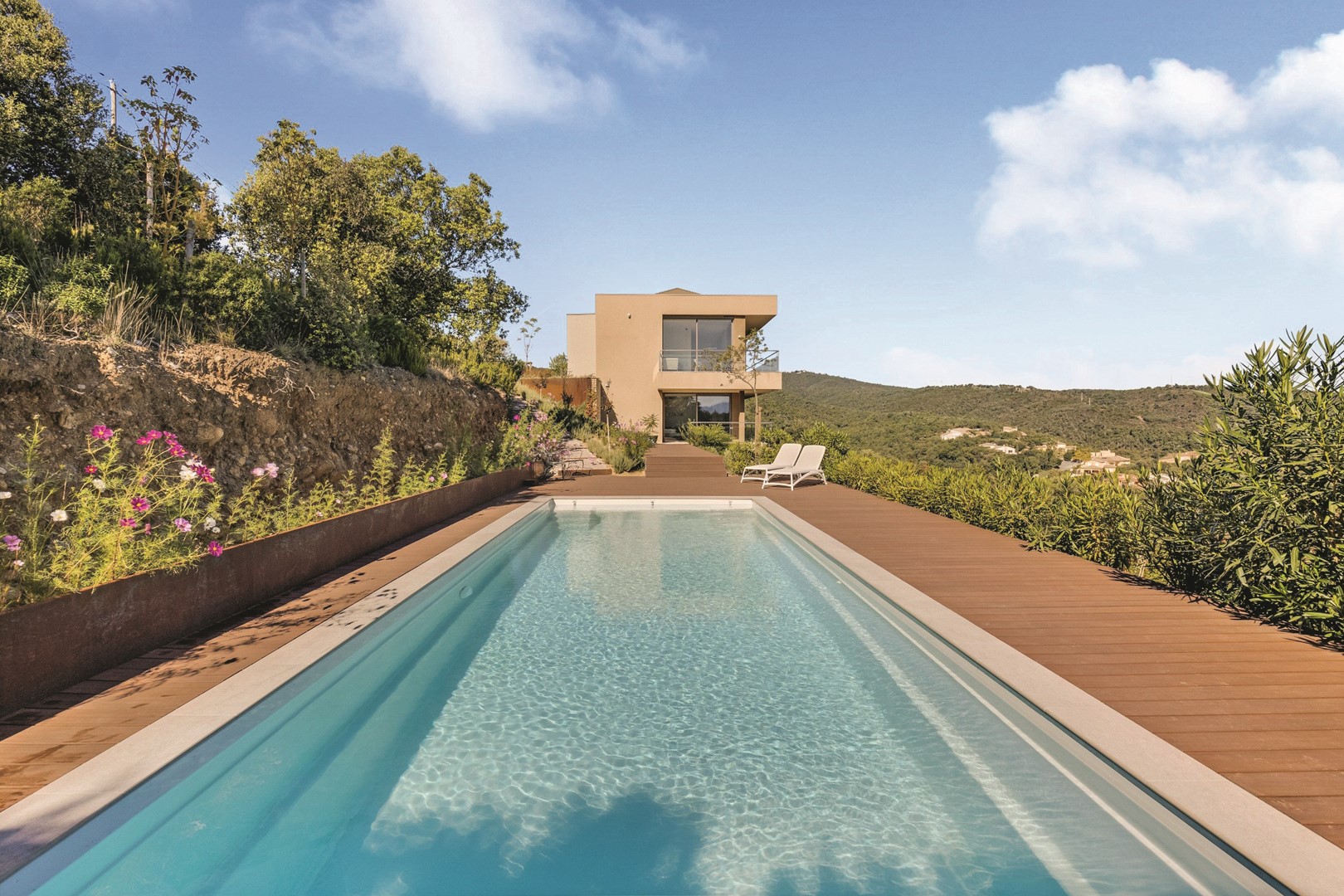 Het langgerekte zwembad ligt in het verlengde van de villa.