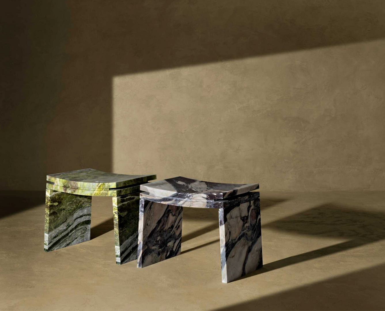 Marmeren kruk en bijzettafel Fantasy van Kreoo, ontwerp Christophe Pillet