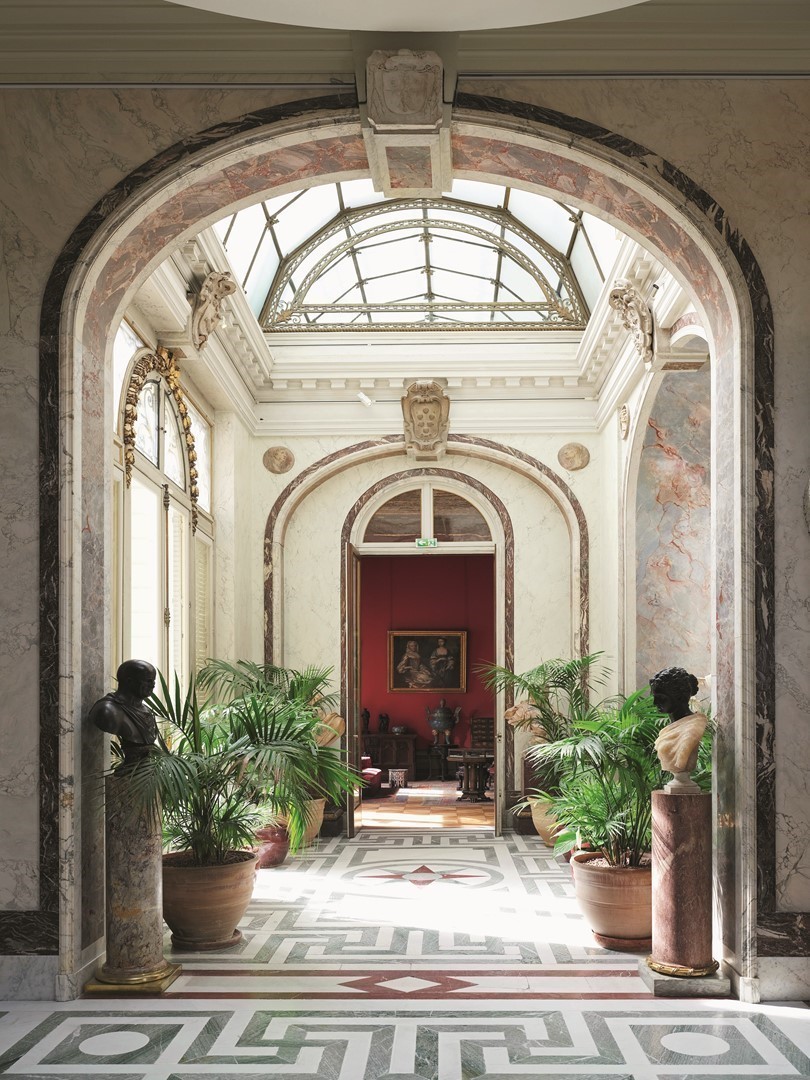 Interieur van het Musée Jacquemart-André Parijs met marmeren bogen en mozaïekvloer
