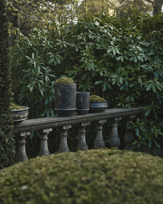 De Snake Table is een ontwerp van Valentina Guidi Ottobri, gemaakt van seleniet door Bianco Bianchi. Het refereert aan alchemie, vol symboliek. Foto: Monica Spezia voor Residence 3, 2022. 