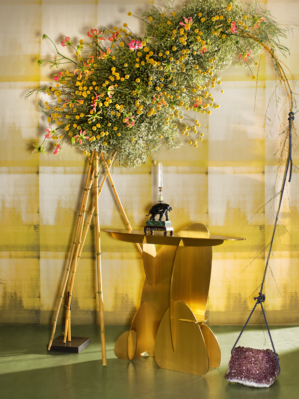 Stof: Scrap_Y kleur 0012, design Rikako Nagashima, 300 cm breed, € 164 per meter. kvadrat.dk. Messing console: Kiki & Joost, prijs op aanvraag. kikiandjoost.com. Olifant: obelisk met jade, parel en bergkristal van Atelier Dupont, € 4.750. Brok amethist aan touw, € 2.750. Beide via thewunderkammer.eu