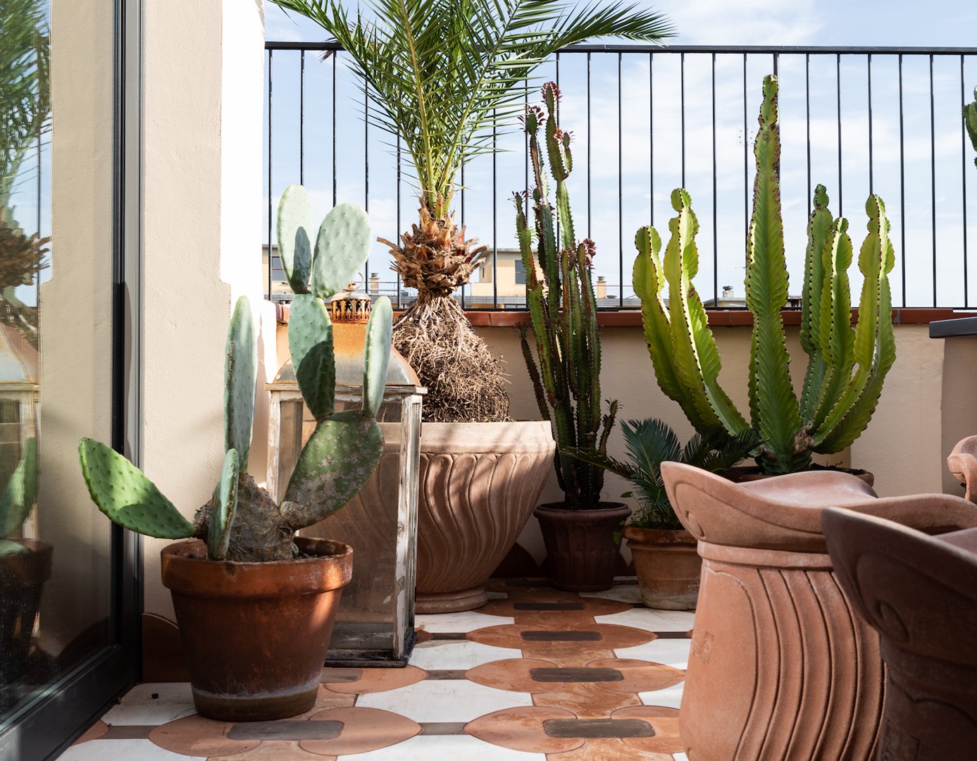 De Snake Table is een ontwerp van Valentina Guidi Ottobri, gemaakt van seleniet door Bianco Bianchi. Het refereert aan alchemie, vol symboliek. Foto: Monica Spezia voor Residence 3, 2022. 