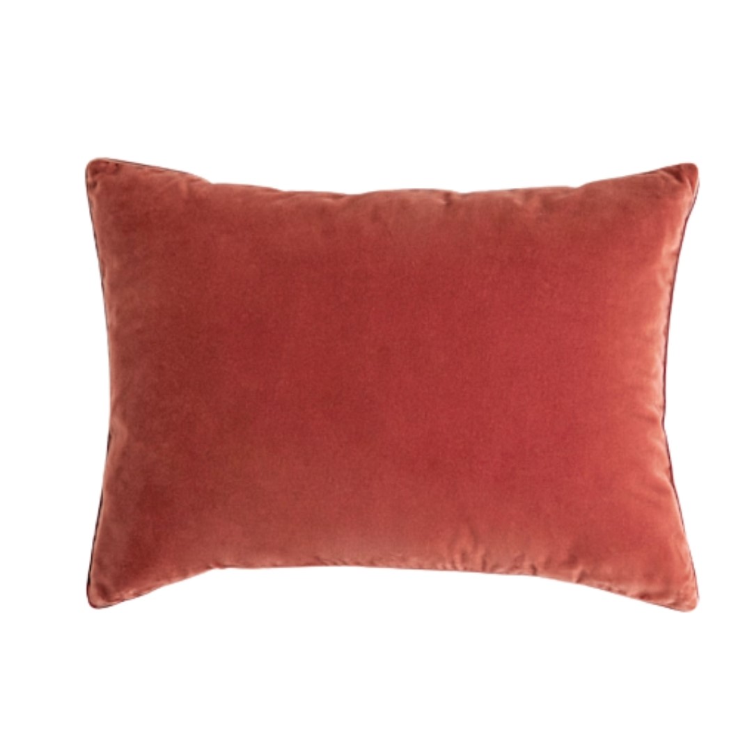 Rechthoekig kussen in effen blush/terra-roze met fluweelzachte uitstraling.