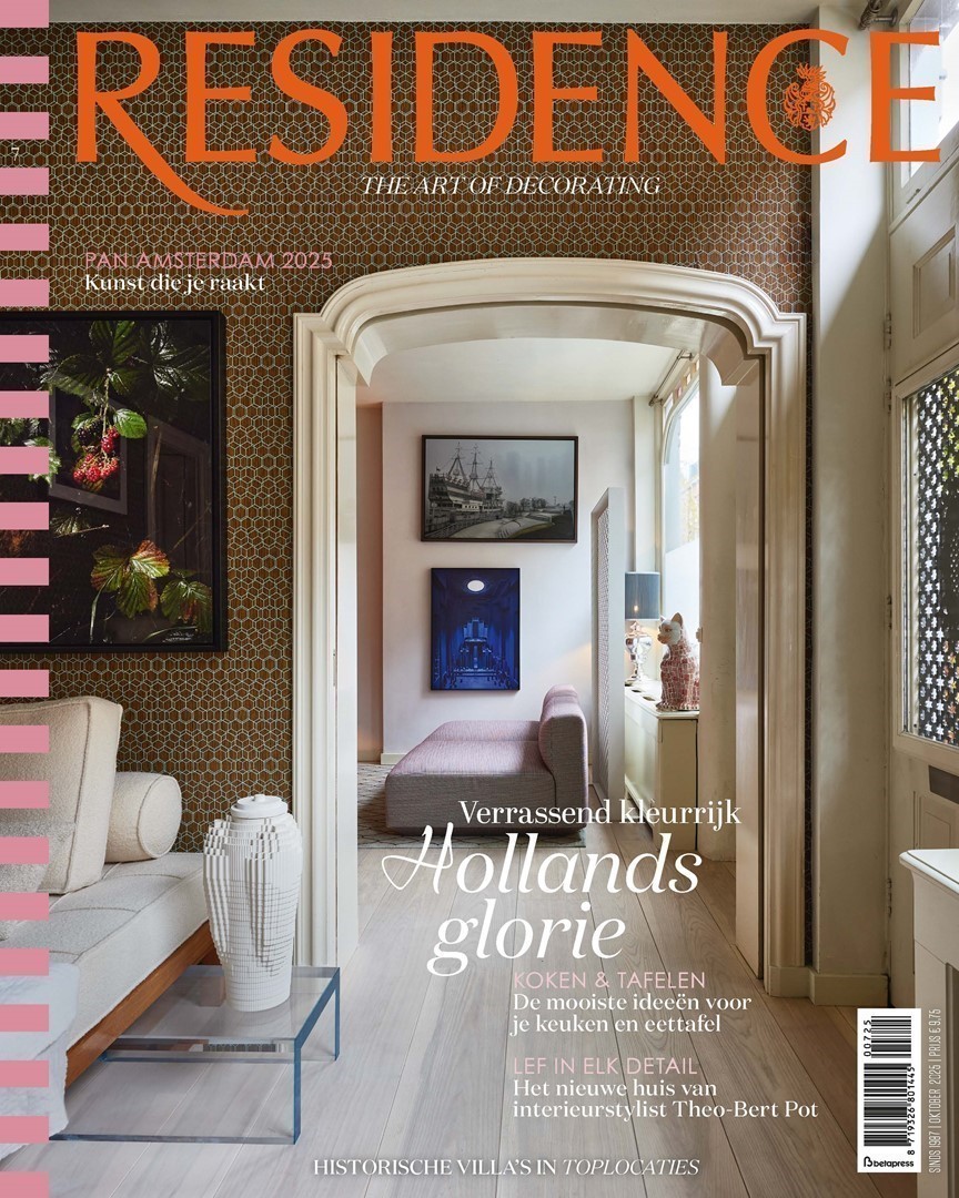 Cover Residence magazine, editie 7 2025 met thema Hollands Glorie. Interieurfoto van een Amsterdamse woning met zicht door een boog naar een zitkamer, kunst aan de muren en een lichte houten vloer. Tekst op de cover: “Verrassend kleurrijk Hollands Glorie – Koken & Tafelen – Lef in elk detail – Historische villa’s in toplocaties – PAN Amsterdam 2025 kunst die je raakt.