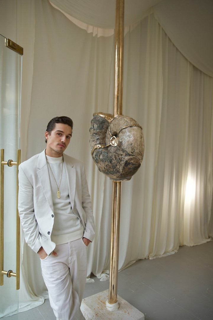 Ward Strootman naast Ammonite with bronze, gemaakt van een 110 miljoen jaar oud fossiel uit Madagaskar.