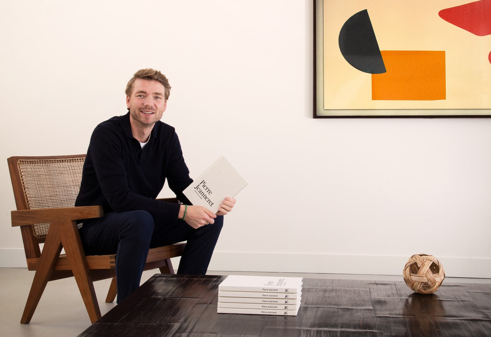 Bing van der Landen met zijn boek over het leven van Pierre Jeanneret. 