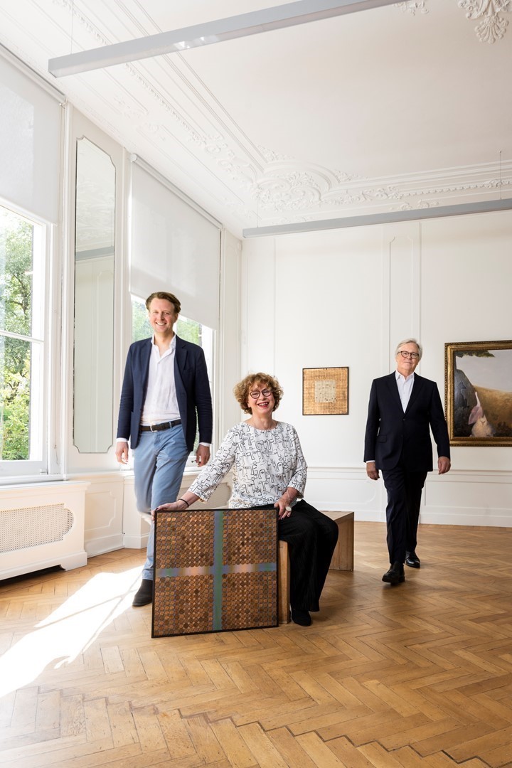 Paul van Rosmalen met zijn vrouw Jory en gallery director Bas de Bruijn. Fotografie: Anne Hamers 