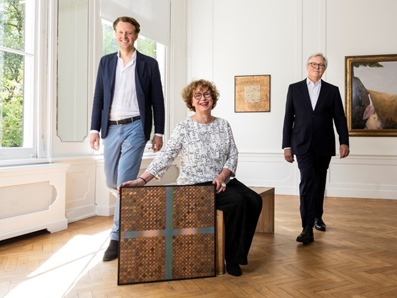 Paul van Rosmalen met zijn vrouw Jory en gallery director Bas de Bruijn. Fotografie: Anne Hamers