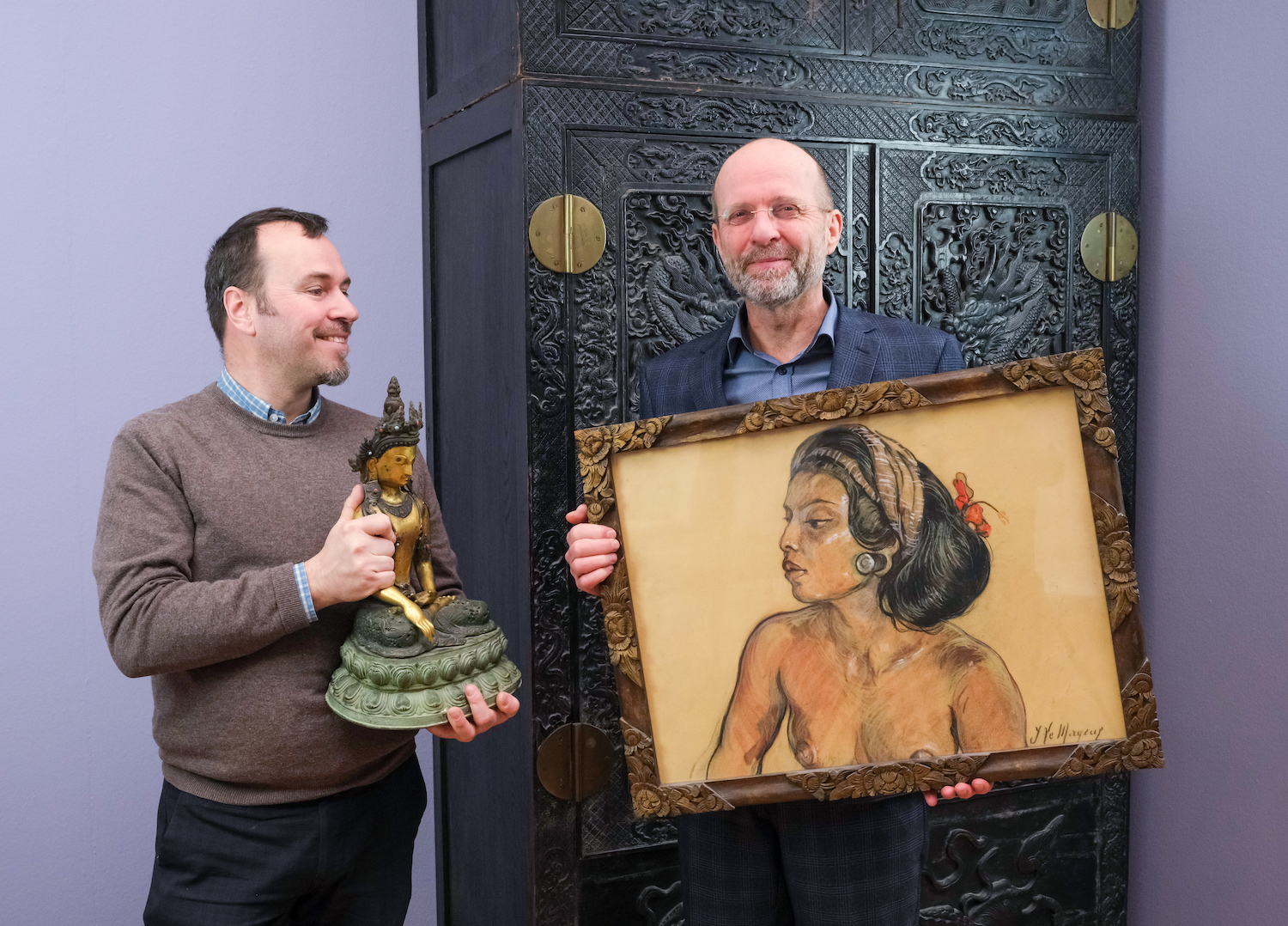 Links Andrew Mattijssen, rechts Chris Vellinga met schilderij van danseres Ni Nyoman Pollok.