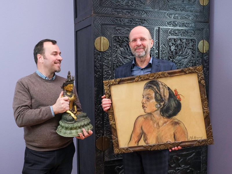 Links Andrew Mattijssen, rechts Chris Vellinga met schilderij van danseres Ni Nyoman Pollok. rechts Chris Vellinga met schilderij van danseres Ni Nyoman Pollok. Foto: Monica Kuiper.