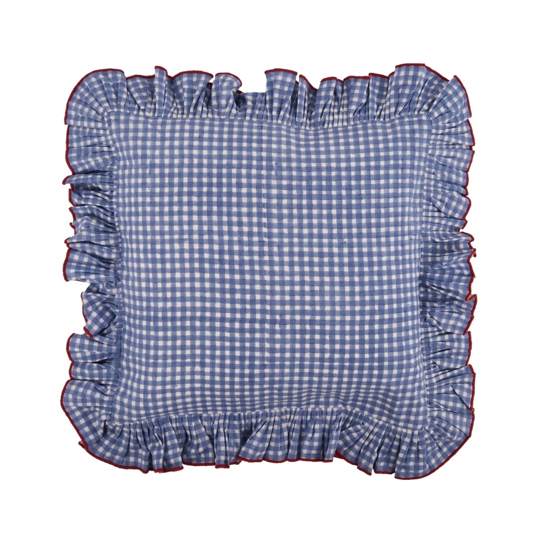 Vierkant geruit kussen in lichtblauw-wit met rucherand en contrasterende rode bies.