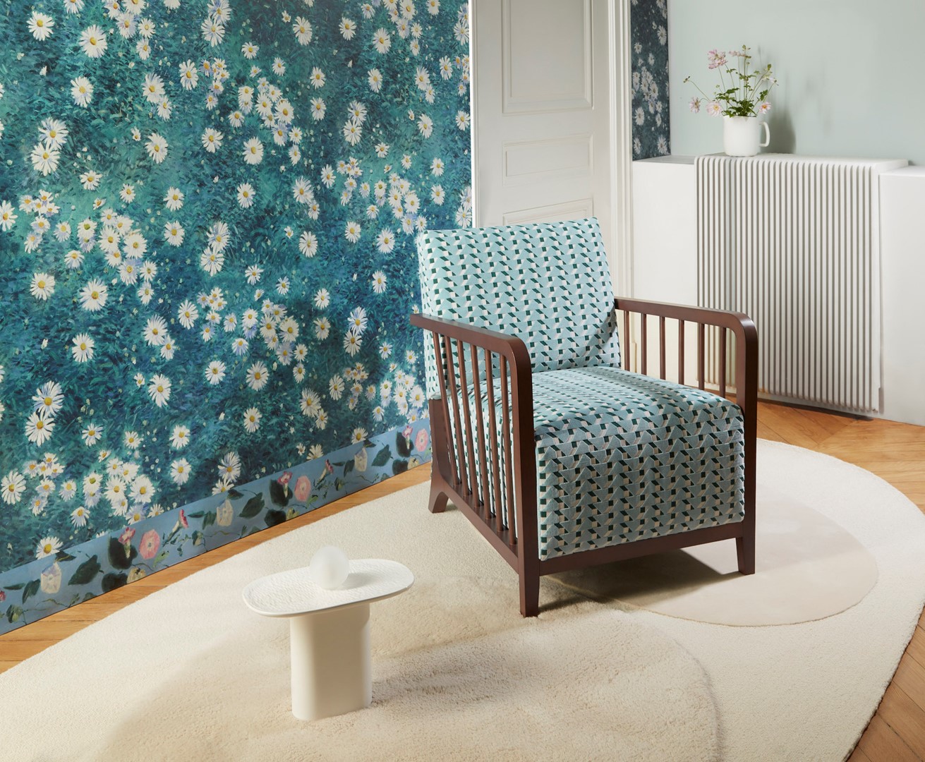 Dit blauwwitte bloemenbehang Le parterre de marguerits is een ode aan kunstenaar Gustave Caillebotte. 