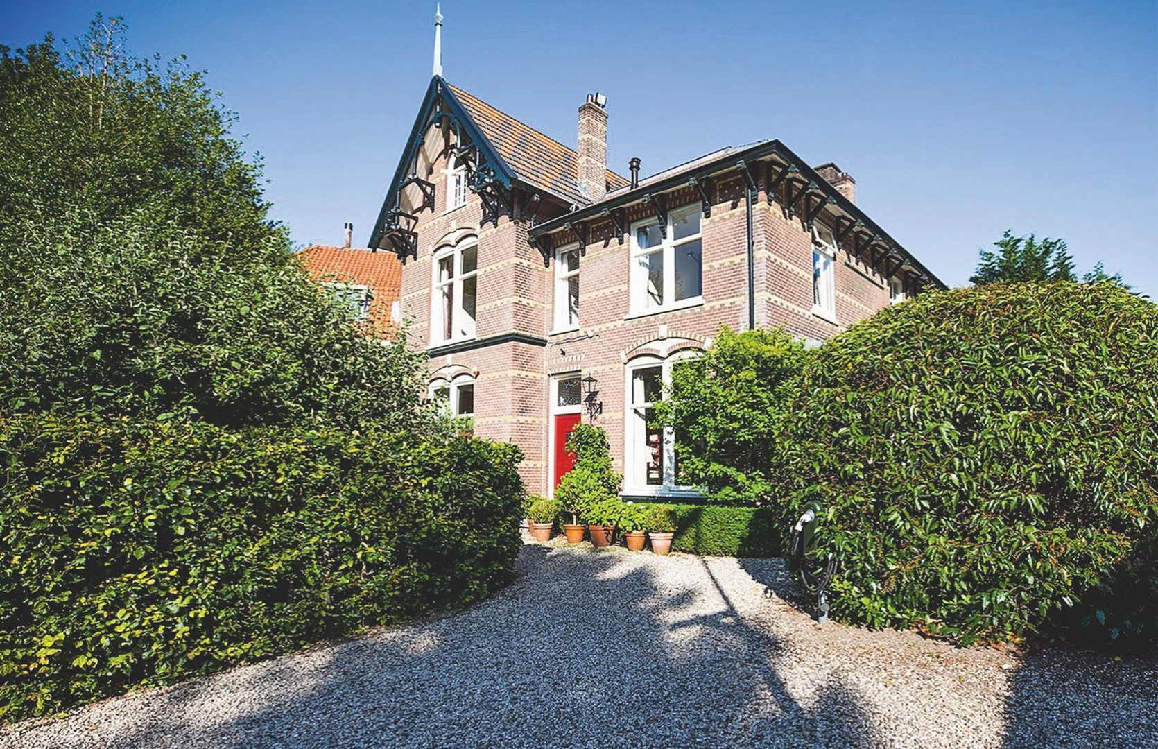 Fraaie dakspanten en dubbele rollagen boven de vensters geven de gevel een majestueuze aanblik.