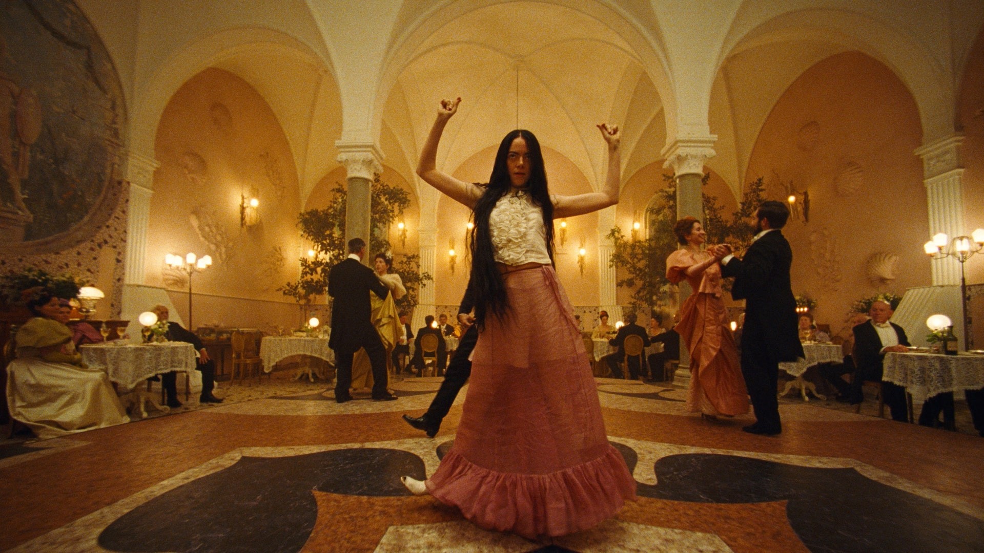 Dansscene met Bella Baxter. Fotografie: Searchlight Pictures.