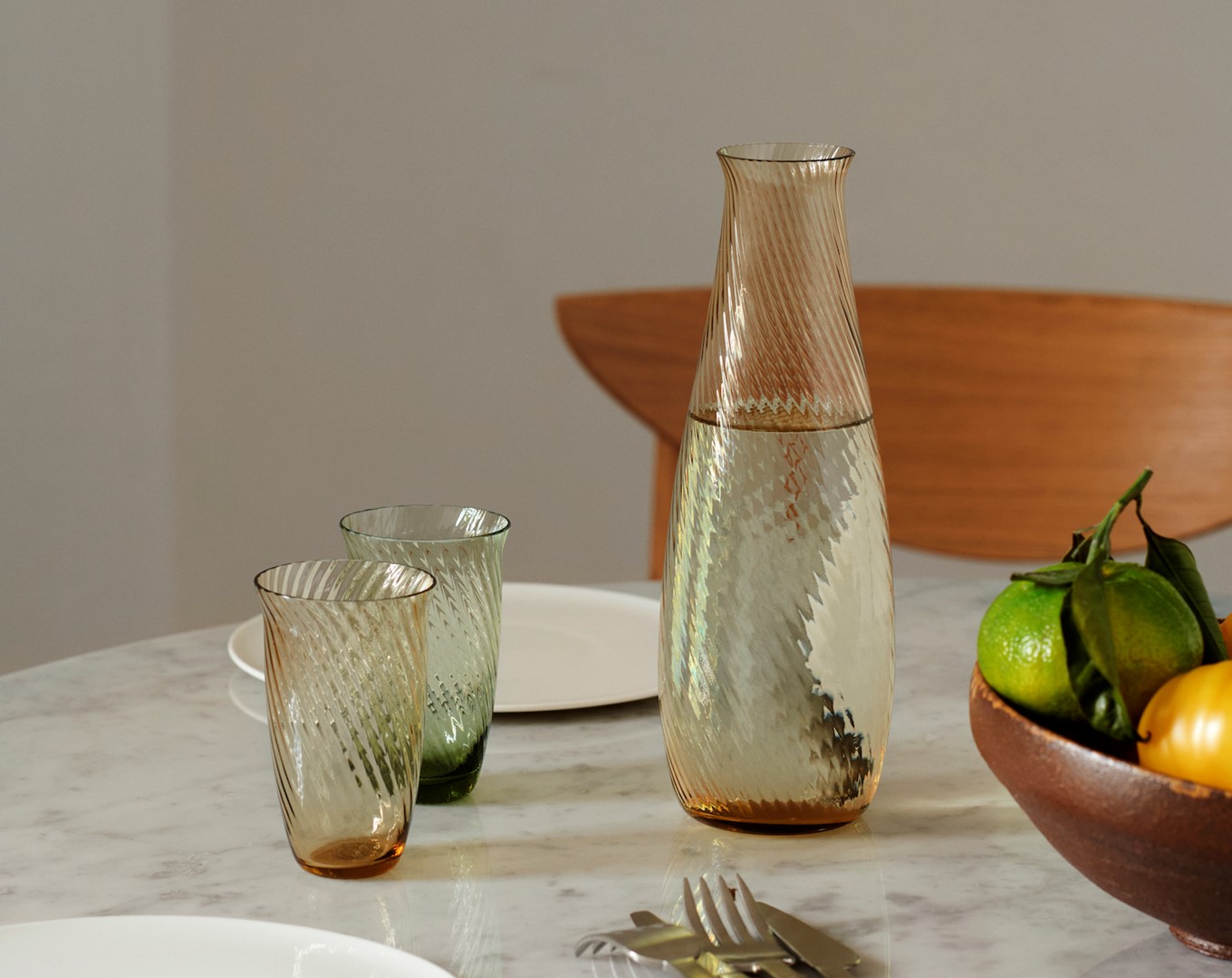 De door Space Copenhagen voor de Collect-lijn ontworpen glazen met bijpassende karaf, hebben een subtiel motief lijkend op draaiend glas. Daarbij hebben de glazen een inkeping waar de lippen op kunnen rusten bij drinken; een Aziatisch ontwerp. 