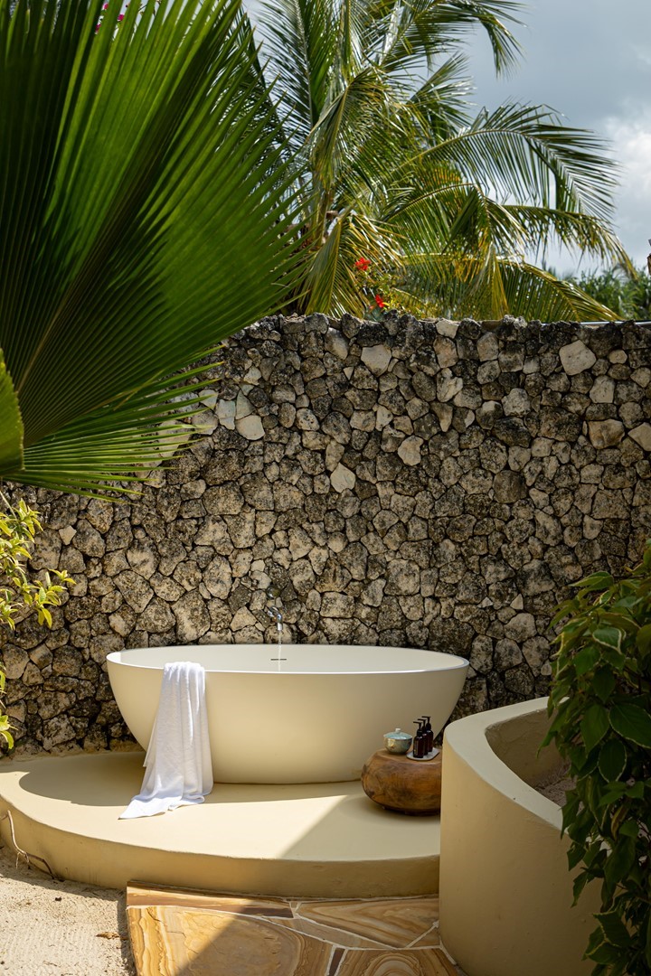 Luxe buitenbadkamer in Zanzibar White Sand Villas in Paje met vrijstaand ligbad, tropische tuin en palmbomen in Tanzania