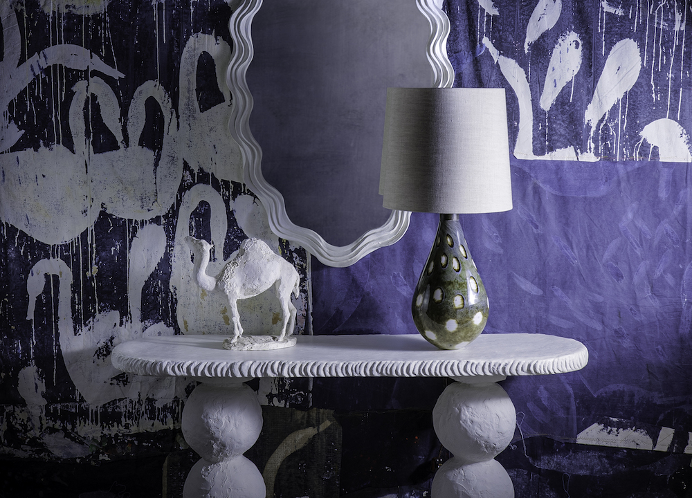 Een speciale glasblaastechniek creëert dit mosachtige patroon met een soort vlekken op de voet van de Frost Lamp in kleur Seaweed.