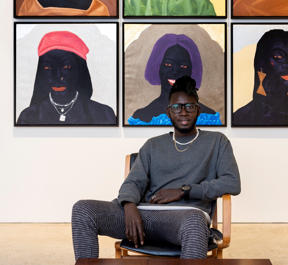 Kwesi tijdens zijn solotentoonstelling Rumors of Blackness in galerie MARUANI MERCIER in Brussel. Foto: Benjamin Hugard ©Avant Arte.