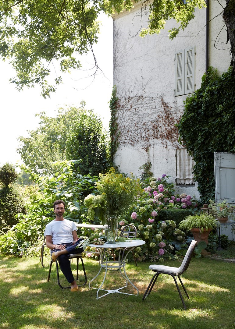 Gianmatteo Malchiodi in de tuin van de woning. Fotografie: Francesco Dolfo/Living Inside
