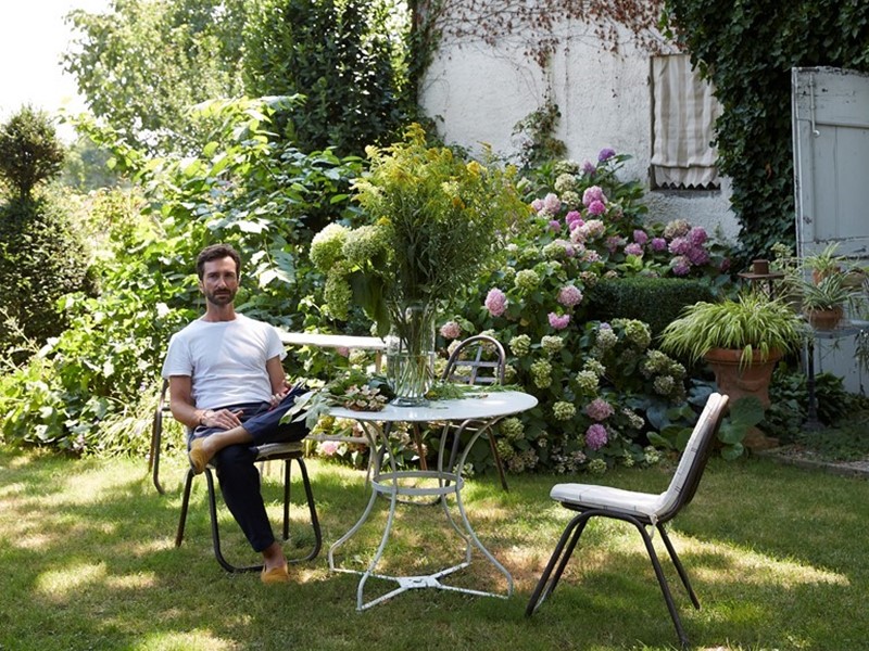 Gianmatteo Malchiodi in de tuin van de woning. Fotografie: Francesco Dolfo/Living Inside