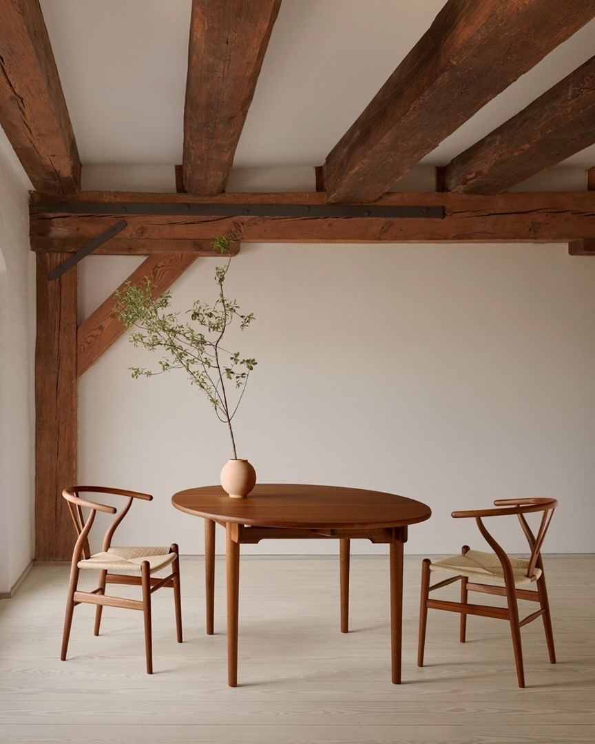 Hans J. Wegner’s CH337 eettafel en CH24 Wishbone stoel. Fotografie: Carl Hansen & Søn