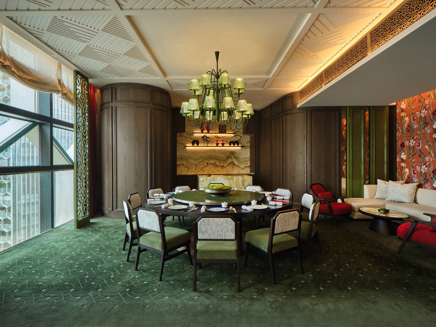 De stoelen in het restaurant hebben een rotan rugleuning en zijn bekleed met zijde en leer. 