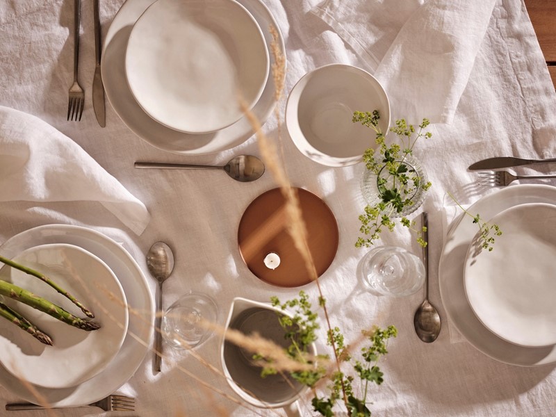 Een tafelkleed en acht bijpassende servetten van Jotex.