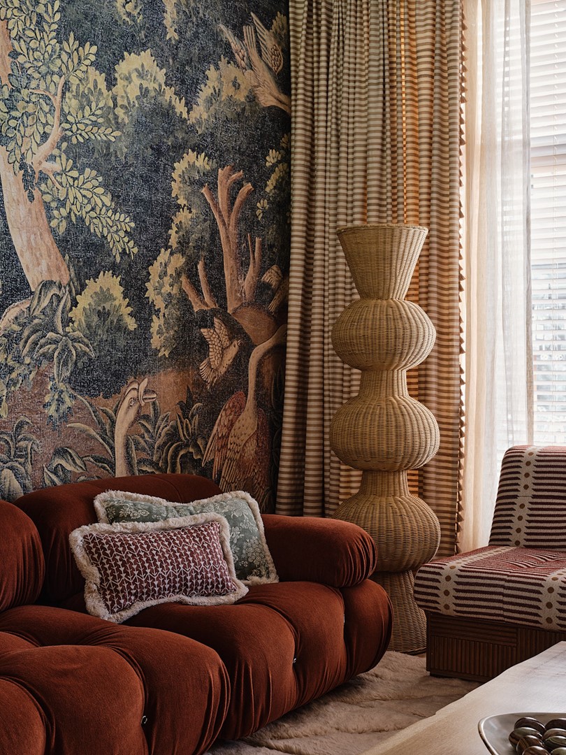 Het behang is van Iksel Decorative Arts, de rieten sculpturale lamp van Heaps and Woods.