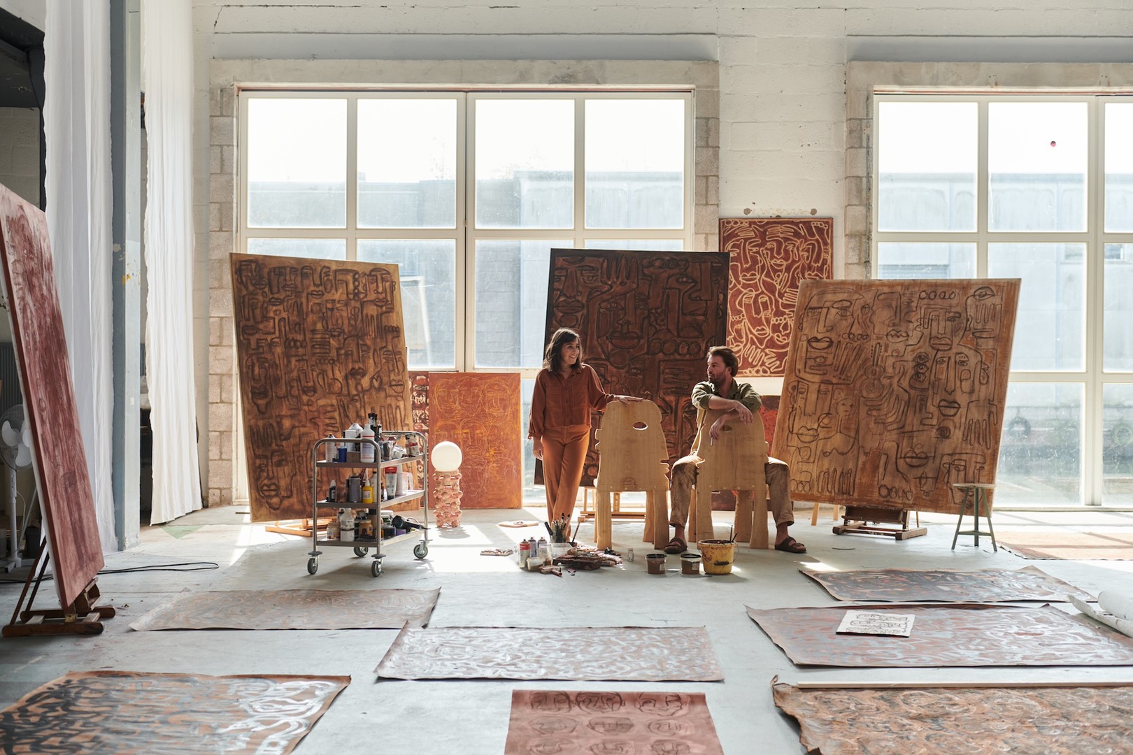 Jessica en Timothy in het atelier. De kussende Besos stoeltjes zijn ook ontworpen door Timothy. Fotografie: Anne Timmer.