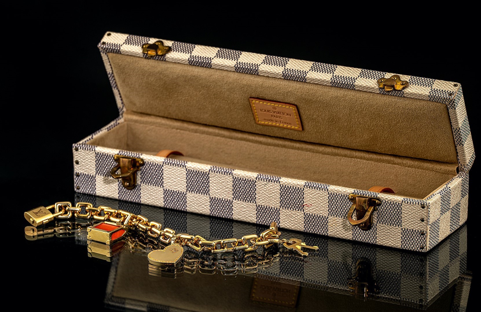 Een bedelarmband met originele doos van Louis Vuitton. Gemaakt van 18k geelgoud en Koraal. Frankrijk, hedendaags. Fotografie: The Old Treasury.