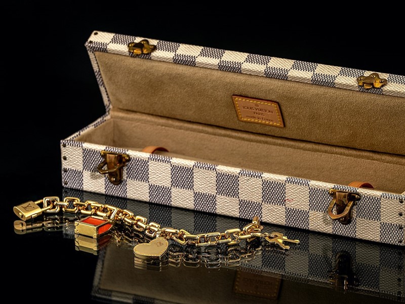 Een bedelarmband met originele doos van Louis Vuitton. Gemaakt van 18k geelgoud en Koraal. Frankrijk, hedendaags. Fotografie: The Old Treasury.