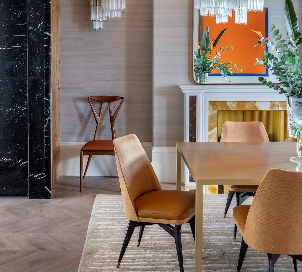 In de eetkamer op de begane grond hangen vintage lampen van Italiaans kristal en er ligt een tapijt van The Rug Company. Het stucwerk en de decoraties op de muren en het plafond zijn origineel.