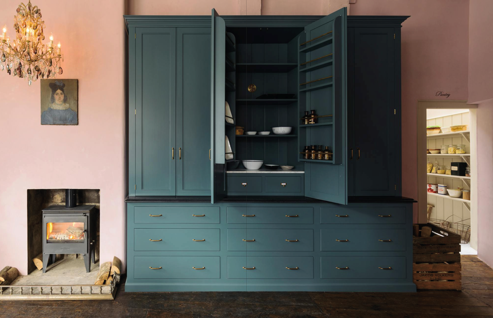 In dit keukenontwerp van deVOL Kitchens is de opvallende kast geverfd in de kleur Clerkenwell Blue uit de eigen collectie. De klassieke tint doet denken aan elegante huizen in Oost-Londen en kleurt mooi bij roze en smaragdgroen. 