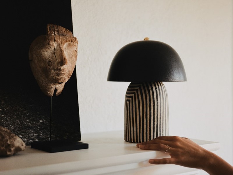 De Tera lamp Mini Stripe met handgeschilderde strepen. Fotografie: Elizabeth Carababas.
