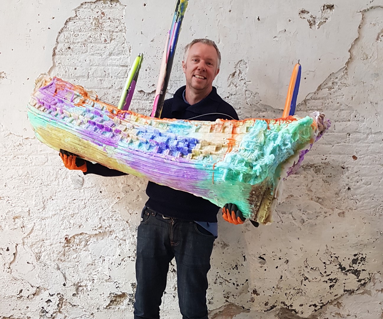 Ex Voto – kaarsvetscheepje door Folkert de Jong, hangend in Het Scheepvaartmuseum.