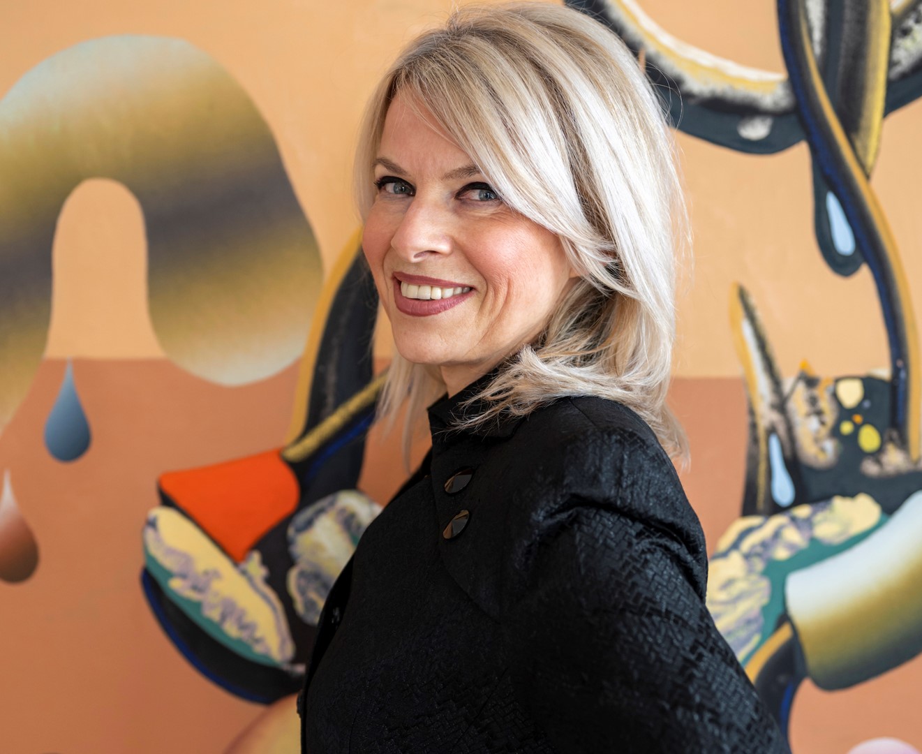 Kunstcoach Manuela Klerkx voor een schilderij van de jonge Vlaming Denie Put.