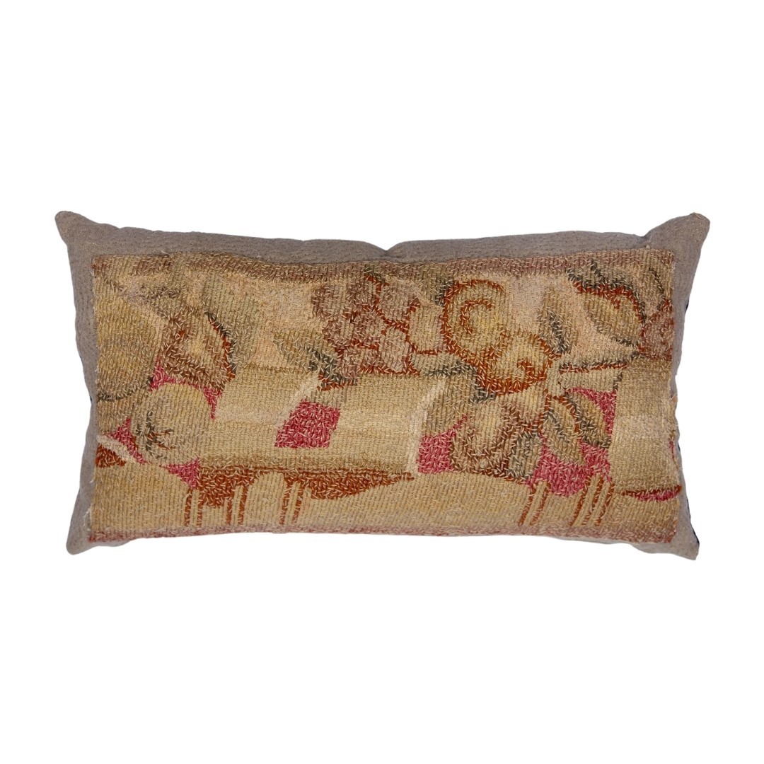Rechthoekig kussen met 18e-eeuws wandtapijt in zachte beige-, blush- en roesttinten met florale motieven; zijkanten in effen linnen.