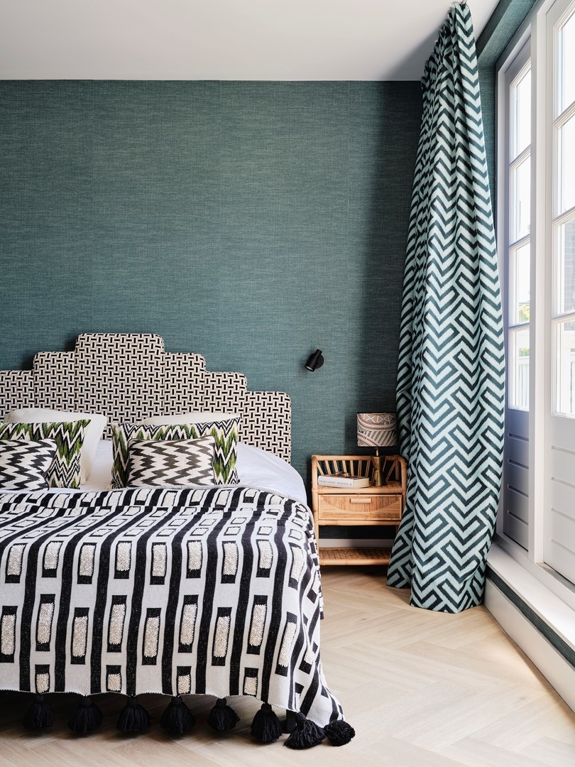 Slaapkamer door Stock Dutch Design. Fotografie: Space Content Studio voor Residence 1, 2024.